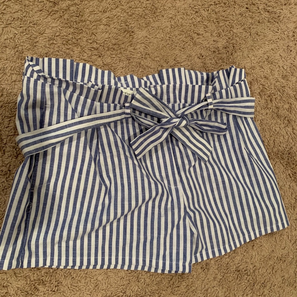 Striped shorts with tie